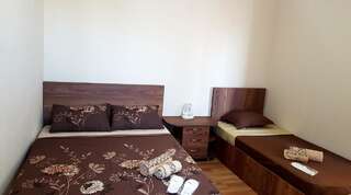 Гостевой дом Guest house Jangulashvili Сигнахи Семейный номер с ванной комнатой-1